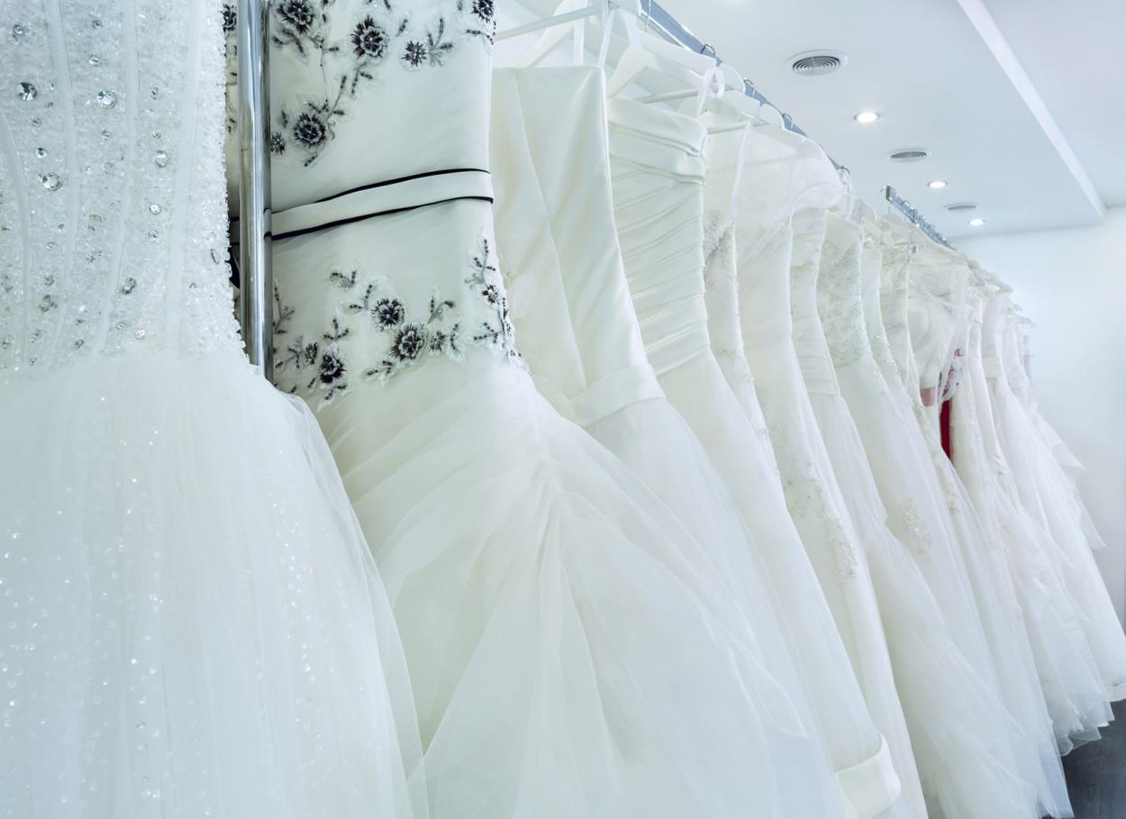 Alla ricerca dell'abito da sposa: suggerimenti utili per modi e tempi